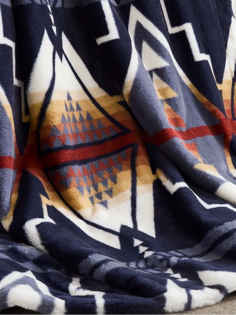 NEW Pendleton Faux Fur Soft Luxe Blanket Queen Arrow Flight 98x92 - Picture 2 of 6